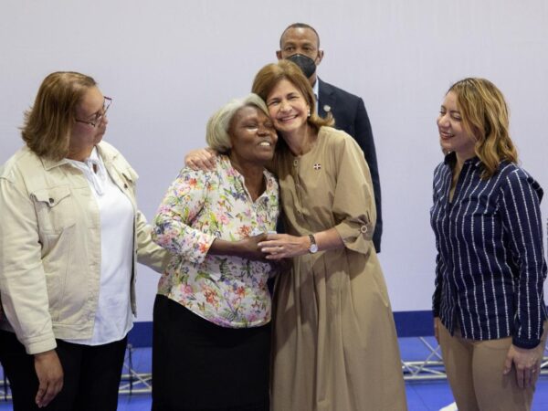 Vicepresidenta entrega viviendas, participa en jornada “Primero Tú” y visita INESPRE en Villa Altagracia