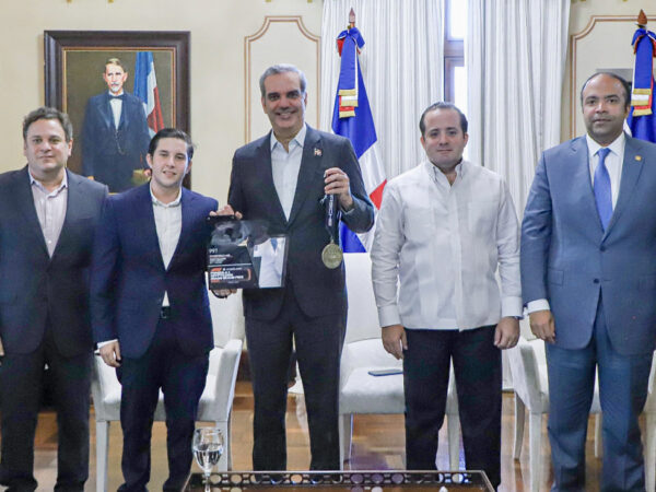 Presidente Abinader recibe en Palacio Nacional a piloto dominicano que alcanzó primer lugar en la Porsche Sprint Challenge