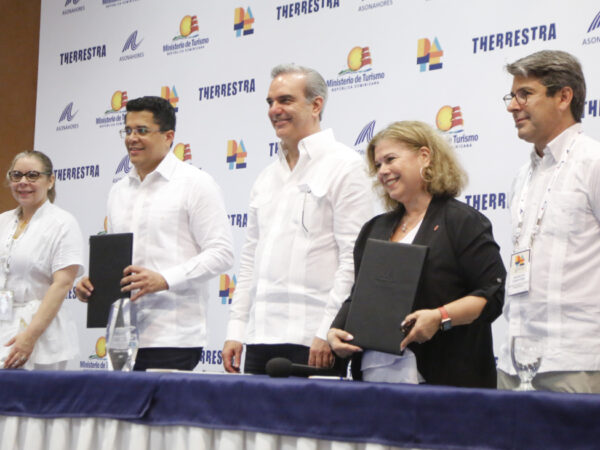 RD firma acuerdos con importantes aerolíneas de Canadá para potenciar turismo