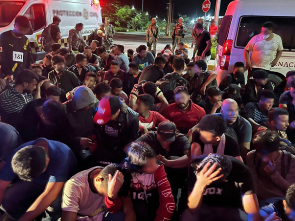 Hallan 366 migrantes de varias nacionalidades abordo de un camiòn