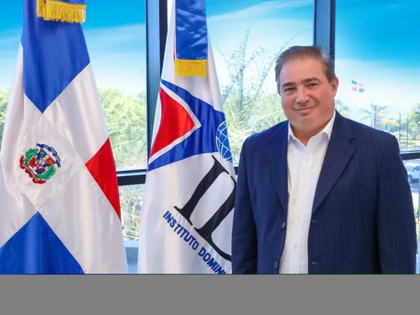 Director interino del IDAC, Hector Porcella firma acuerdo operacional