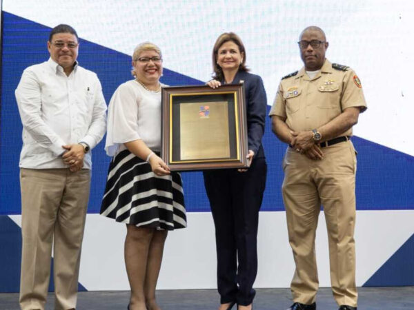 Vicepresidenta asiste al 59 aniversario del Club San Lázaro