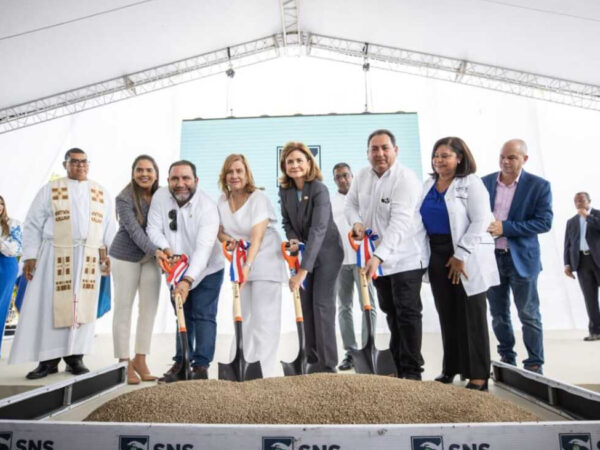 Vicepresidenta deja iniciados trabajos de remozamiento del Hospital Armida García en La Vega