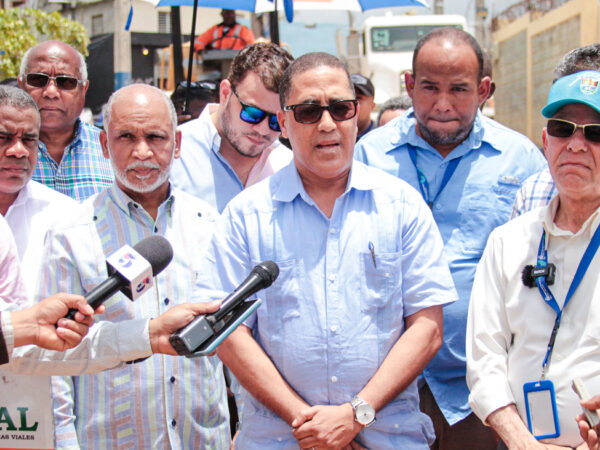 Con inversión de 55 millones de pesos Obras Públicas inicia trabajos de asfaltado y bacheo en El Cachón de la Rubia, Santo Domingo Este
