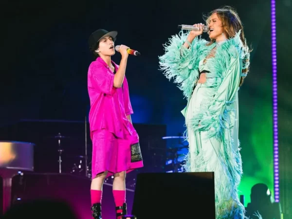 JLo canta a dúo con su hija Emme
