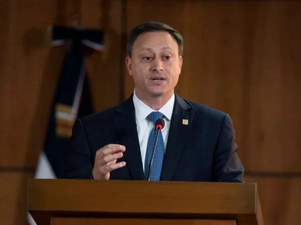 Jean Alain Rodrìguez contratò personas ficticias para desempeñar funciones a cambio de devoluciòn del 85 y 95% de los salarios%