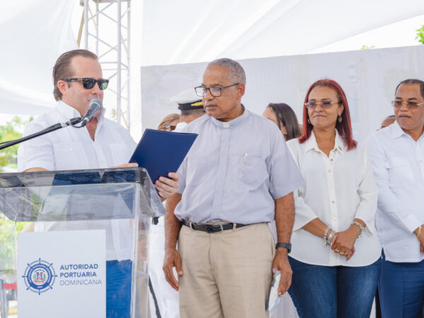 Gobierno entrega más de dos millones de pesos a parroquia católica e iglesias evangélicas en Samaná