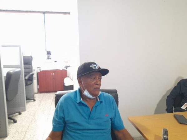 Vendedor de periodicos y revistas del AILA por 47 años dice AERODOM lo quiere desalojar