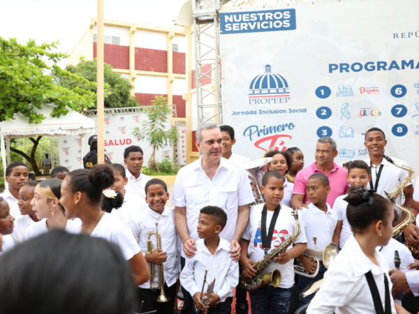 Presidente Abinader entrega más de tres mil tarjetas Supérate en Sánchez; desarrollan jornada "Primero tú"