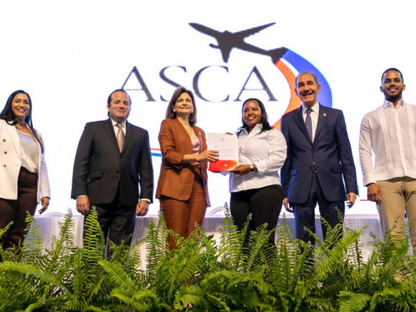 Vicepresidenta Raquel Peña encabeza acto de entrega de 10,000 becas nacionales e internacionales a jóvenes de todo el país