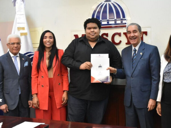 MESCYT entrega sus certificados de beca a 418 alumnos que cursarán programas de postgrado en universidades extranjeras