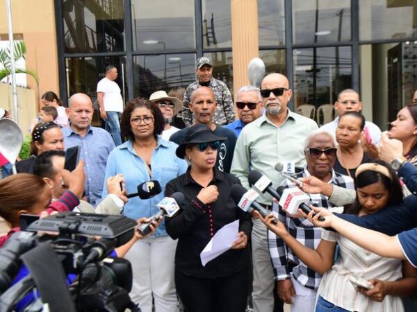 Decenas de suplidores del almuerzo y desayuno escolar protestan frente al (INABIE), por supuestas irregularidades