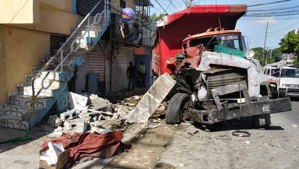Dos muertos y varios heridos en accidente en la avenida 25 de febrero en Santo Domingo Este