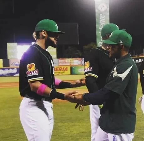 Fernando Tatis (padre) sale en defensa de su hijo, tras afirmar que èste uso un spray tòpico en el cuello