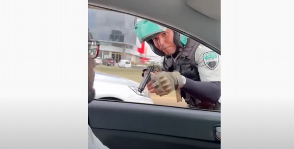 DIGESETT ofrece versiòn sobre agente que apuntaba a conductor con su arma de reglamento