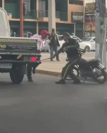 Hace mas de dos meses las autoridades de Moca emitieron orden de arresto contra el agente Esteban Javier Cora, quien matò 4 personas en Los Alcarrizos