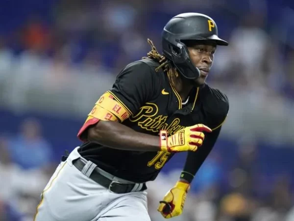 El torpedero dominicano Oneil Cuz conecta batazo històrico en triunfo de Piratas sobre Bravos