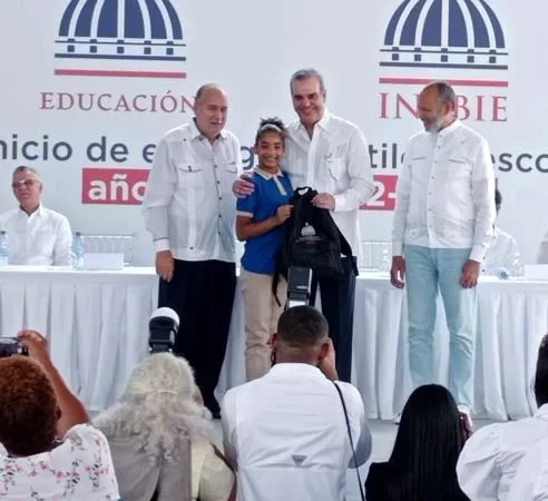 Presidente Abinader encabeza la entrega de utiles escolares actividad que realiza el Ministerio de Eduaciòn