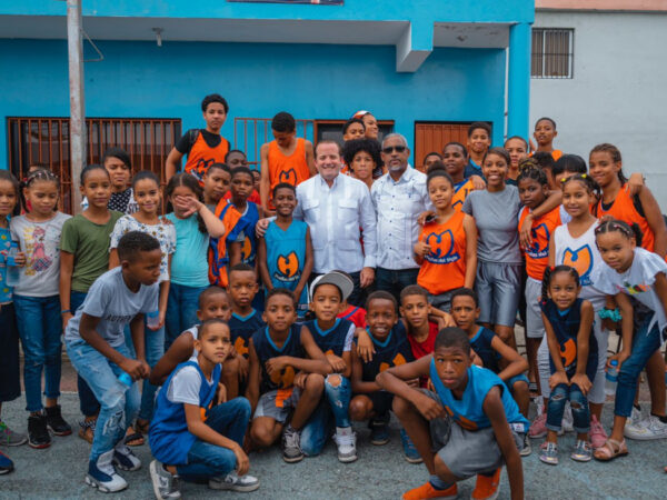 Gobierno entrega RD 4,537,500 al Club Huellas del Siglo en Cristo Rey, para la adquisición de un minibús