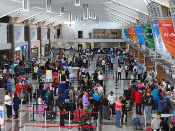 Pasajeros deambulan en el (AILA) buscando informaciones sobre Aerolìeas que les venden boletos de viajes pasajrero