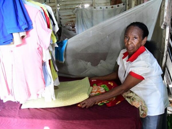 A pesar de las dificultades doña Rogelia Romero logra graduarse de bachiller a los 64 años de edad