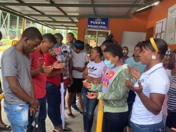 Familiares de mineros se unen en oraciòhn por las vidas de sus parientes en Monseñor Nouele