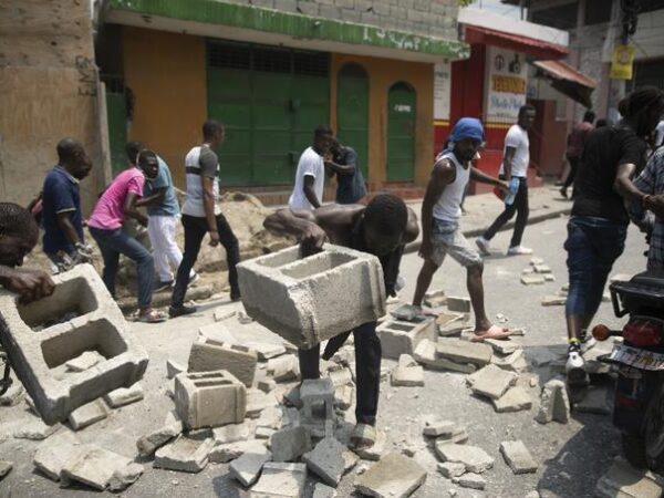 Haitianos prenden fuego al local del Ministerio de Economìa y Finanza de Haitì