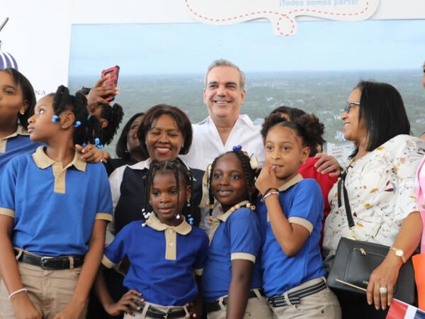 Presidente Abinader deja iniciado año escolar y asegura que ningún niño o niña se quedará fuera de las aulas