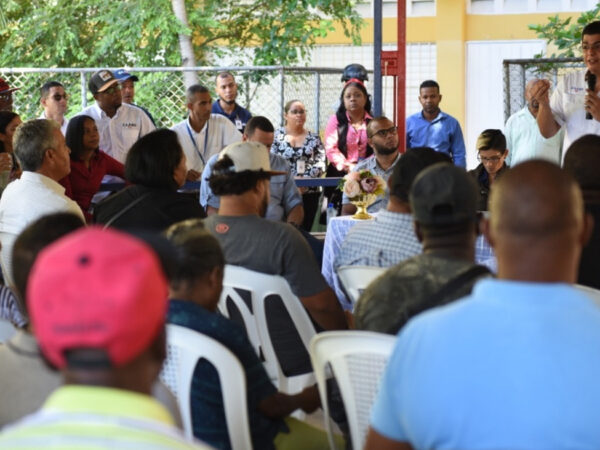 Comunitarios de Cancino Adentro muestran satisfacción por presencia de las autoridades de la CAASD en el sector
