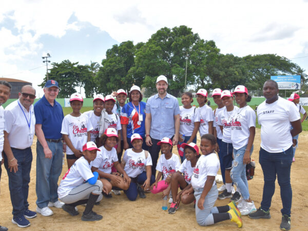 INDEX canaliza donación de útiles deportivos y escolares desde Miami hacia la comunidad de Bajos de Haina