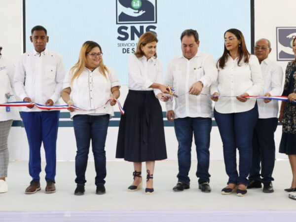 Vicepresidenta entrega dos hospitales remozados en Azua; inversión supera los RD 87 millones