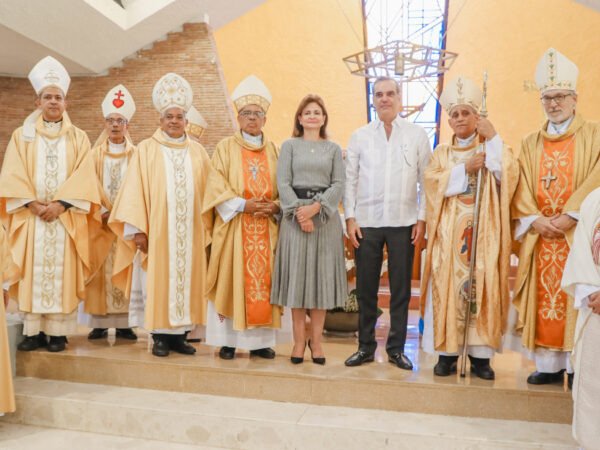 Presidente Luis Abinader asiste a misa por 60 aniversario de la PUCMM