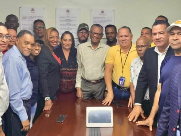 Director General de Migraciòn se reune con un grupo de locutores y comunicadores de la capital