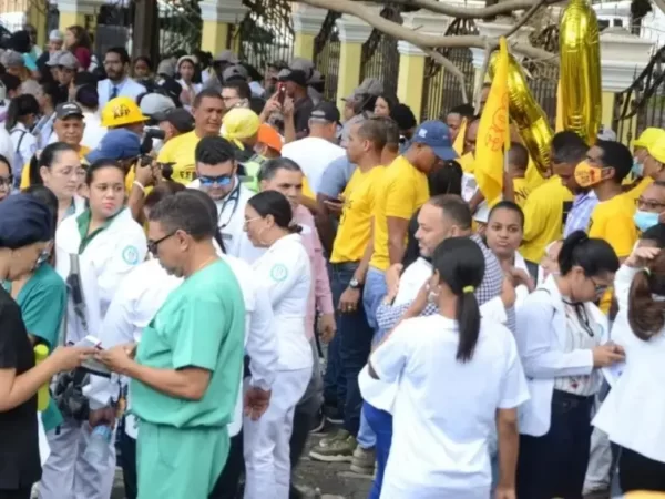 Cientos de personas marchan en Santiago contra las administradoras de Riesgos de Salud y de Fondos de Pensiones
