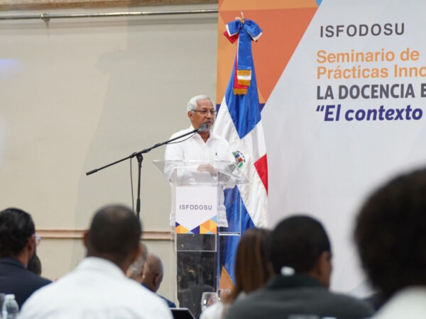 Ministro de Educación aboga por revisar y actualizar la formación de los docen