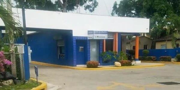 Desconocidos que viajaban en una yipeta Hyundai asaltan sucursal Asociaciòn Mocana de Ahorros y Prestamos en Licey al Medio