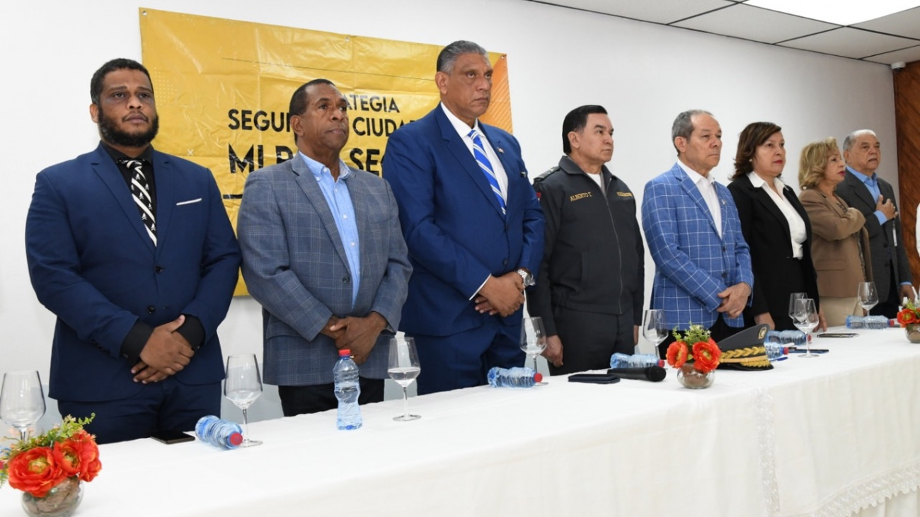 Ministerio de Interior y Policía recibe 152 armas ilegales incautadas como pruebas de delito en SDE