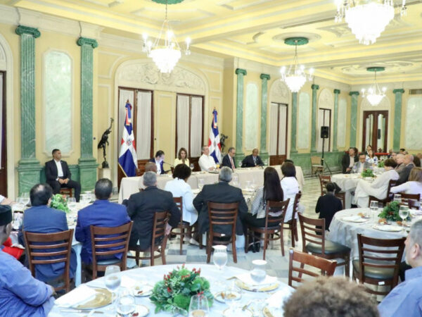 En Día Nacional del Poeta, Presidente Abinader recibe a poetas dominicanos en Palacio Nacional