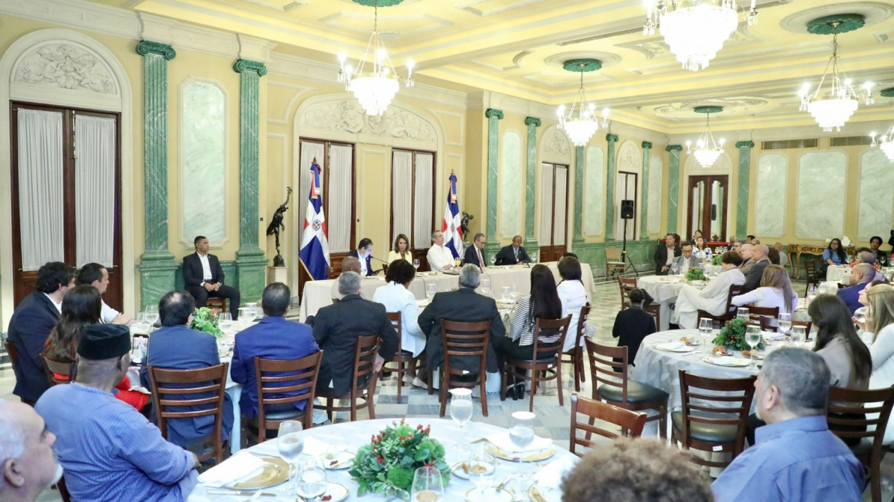En Día Nacional del Poeta, Presidente Abinader recibe a poetas dominicanos en Palacio Nacional