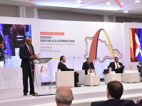 Ministro de Energía y Minas aboga por inversión privada para el desarrollo de energía renovable