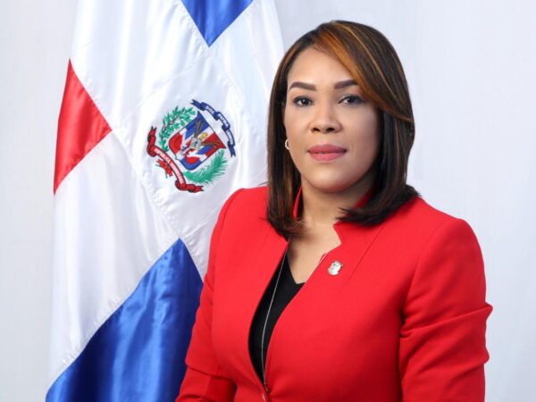 Diputada de ultramar dice que trabaja en anteproyecto que beneficiarìa a hijos de dominicanos residentes en el exterior