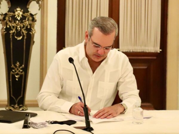 Abinader emite decreto nùmero 616-22 que declara de alto interès nacional el Sistema de Movilidad Nacional Escolar en el paìs