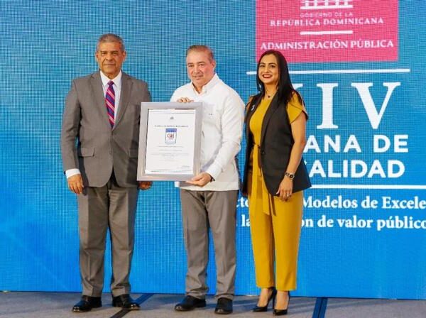 Director del IDAC recibe dos galardones de Oro en reconocimiento a su labor