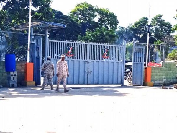 Haitianos bloquean la puerta que da acceso a su territorio en protesta por deportaciones