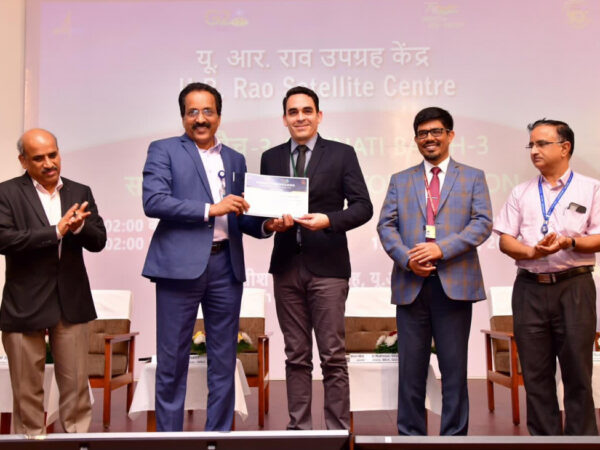 RD y la India avanzan en cooperación de tecnología en nanosatélites