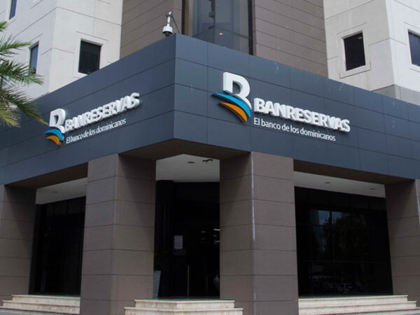 Quejas de pasajeros por deficiencia servicios ofrece Banreservas en AILA