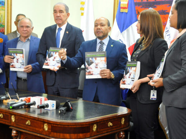 MESCyT y DGII presentan la propuesta del programa para la asignatura de educación tributaria