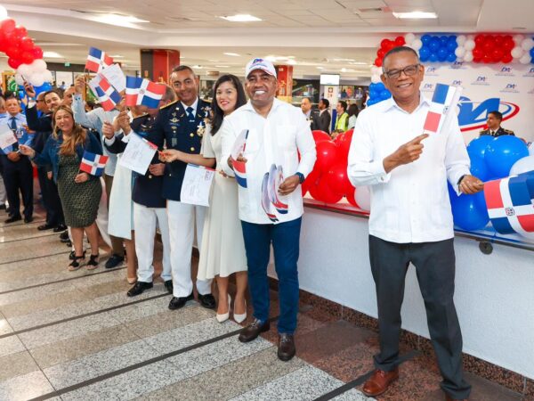 Autoridades Aeroportuarias reciben en AILA a cientos de domnicanos residentes en el exterior