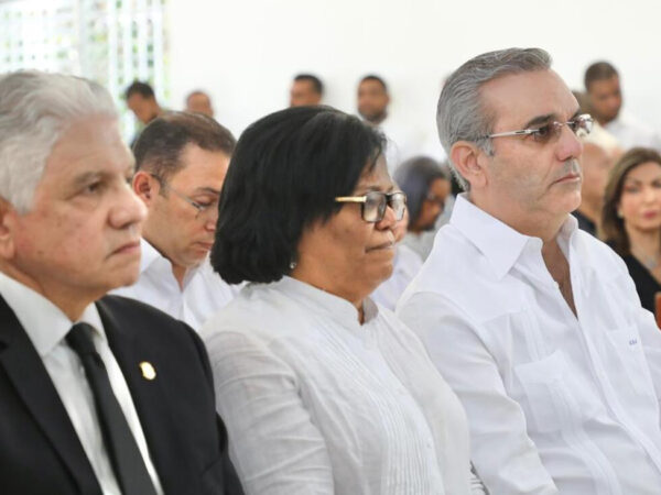Presidente Abinader expresa pésame y solidaridad a senadora de Bahoruco, por fallecimiento de su esposo