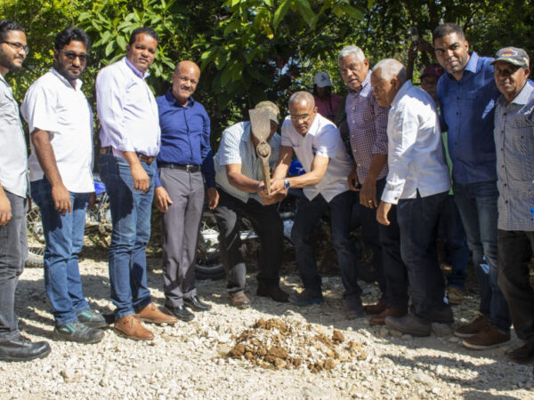 Gobierno da primer picazo para la construcción de caminos interparcelarios en Barahona